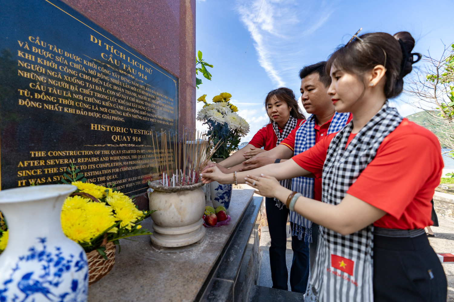 Đoàn đại biểu viếng dâng hương tại Di tích lịch sử Cầu Tàu 914.