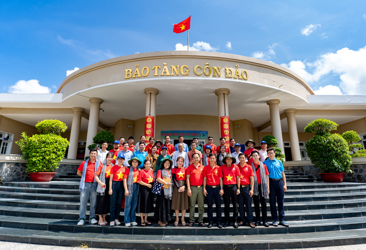 Đoàn đại biểu đến Bảo Tàng lịch sử Côn Đảo, nơi chứng tích chiến tranh, ý chí kiên cường cách mạng của các anh hùng liệt sĩ