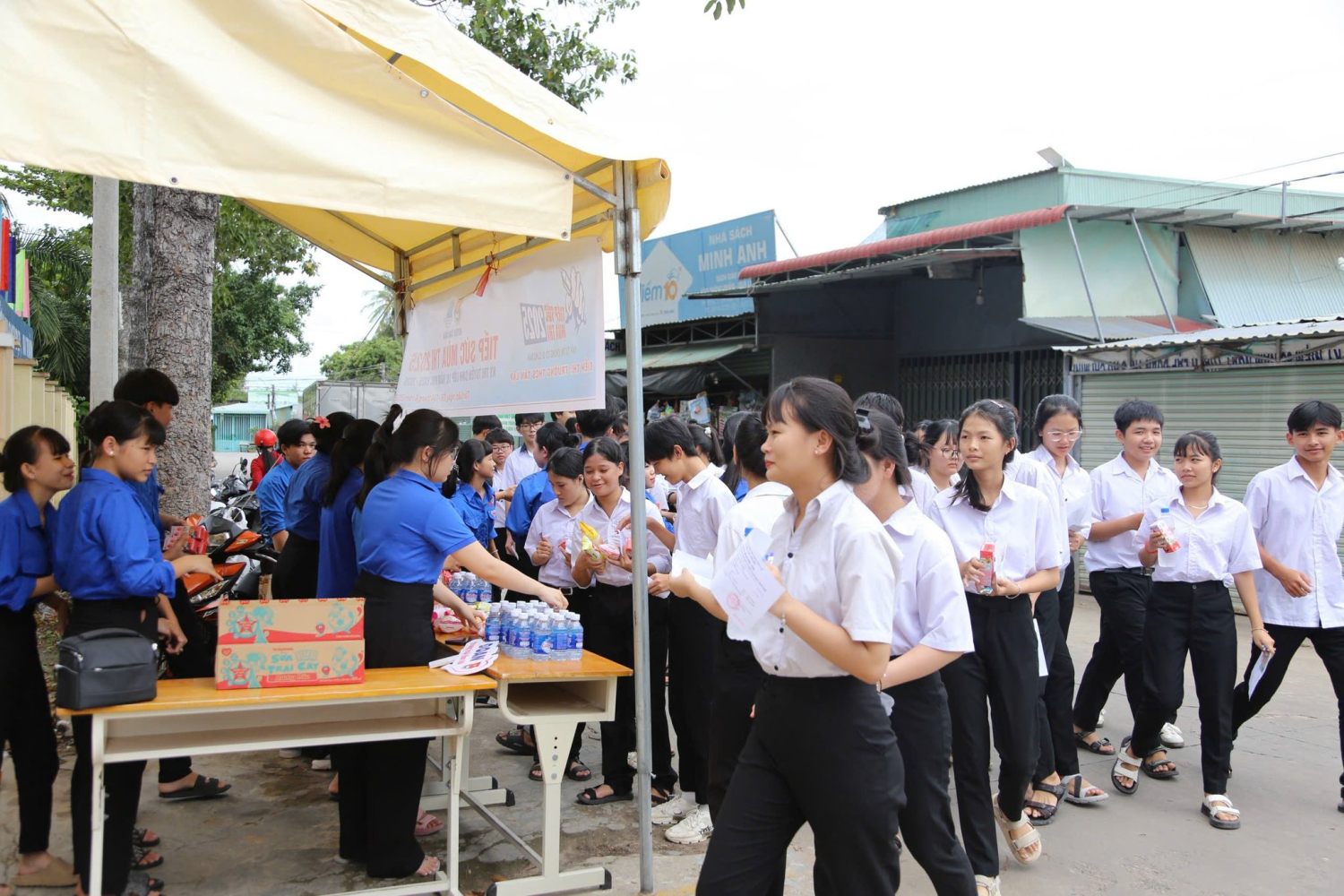 Áo xanh đồng hành – Vững bước mùa thi