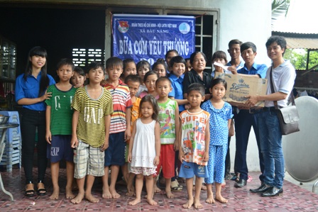 CLB Thanh niên vùng tôn giáo xã Bàu Năng: Tặng quà và nấu cơm từ thiện cho trẻ em mồ côi ở Bách Hoa Trang