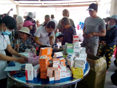Hội LHTN Việt Nam xã Tân Thành (Tân Châu) tổ chức khám, cấp phát thuốc miễn phí cho người nghèo và việt kiều Campuchia