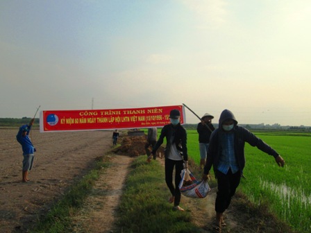 Hội LHTN VN xã Bàu Đồn: Ra quân nâng cấp đường giao thông nội đồng