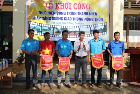 Thắp sáng tuyến đường giao thông nông thôn tại xã Long Thành Nam