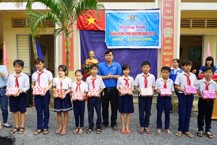 Hội đồng Đội huyện Châu Thành: Ra quân Khăn hồng tình nguyện