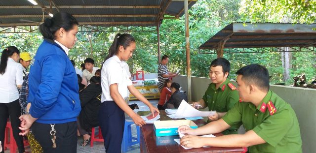 Đoàn Thanh niên Công an tỉnh cấp Căn cước công dân lưu động trong chiến dịch “Hành quân xanh” năm 2019.