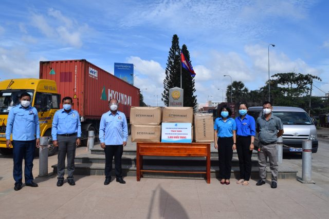 Uỷ ban Hội tỉnh Tây Ninh tặng khẩu trang y tế cho Hội Liên hiệp Thanh niên vương quốc Campuchia