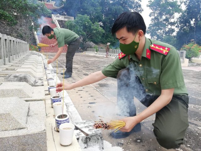 Đoàn thanh niên Công an tỉnh: Thắp nến tri ân - kỷ niệm 74 năm ngày Thương binh - Liệt sỹ