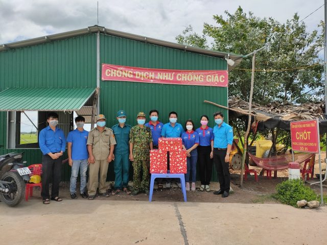 Đoàn trường trực thuộc Tỉnh đoàn: thăm tặng quà các chốt phòng, chống dịch trên địa bàn huyện Châu Thành