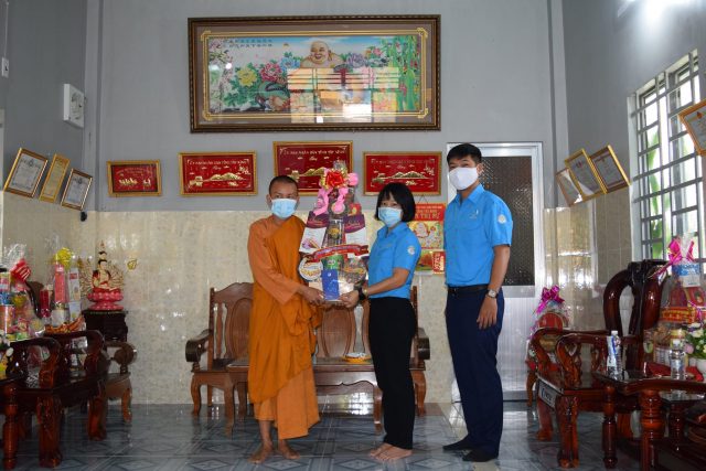 Hội LHTN Việt Nam tỉnh Tây Ninh: Thăm, chúc tết, tặng quà ủy viên hội