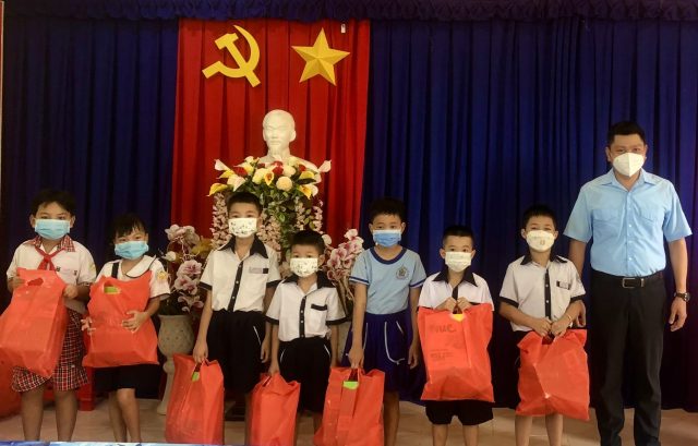 Hội đồng Đội tỉnh Tây Ninh: Trao quà của Hội đồng Đội Trung ương tặng các em thiếu nhi Thành phố Tây Ninh